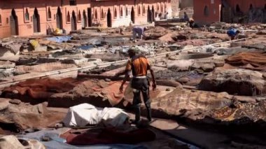 Fas, Marakeş - Ekim 2019: Geleneksel Leather Marakeş Medine Panoraması. Yerel Arap işçilerle bronzlaşma sanayii çalışma sürecine bak