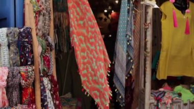 Fas, Marakeş - Ekim 2019: Çok renkli Arap tarzı şallar sokak pazarında rüzgarla hareket ediyor, pazarda sergileniyor, kapanıyor