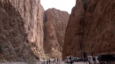 Fas, Todra - Ekim 2019: Gorges Du Todra, Todra Vadisi, Yüksek Atlas Dağları. Kayalık dağlar ve kanyon arasında nehir boyunca yürüyen turistler