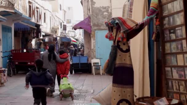 Marruecos, Marrakech - Octubre 2019: Callejón en la Medina con multitudes de personas a pie, montar en bicicleta. Calle tradicional marroquí en medina — Vídeos de Stock