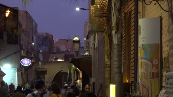 Marokko, Marrakesch - Oktober 2019: Gasse in der Medina mit Touristenmassen zu Fuß. Traditioneller marokkanischer Basar in Marrakesch — Stockvideo