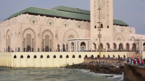 Maroko, Marrakesz - październik 2019: Widok pięknego minaretu meczetu Hassana II z brzegu Oceanu Atlantyckiego w Casablance, Maroko — Wideo stockowe