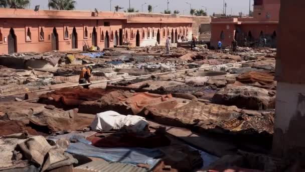 Morocco, Marrakech - October 2019: Panorama of traditional Leather Tannery Marrakech Medina.用当地阿拉伯工人对制革行业工作过程的看法 — 图库视频影像