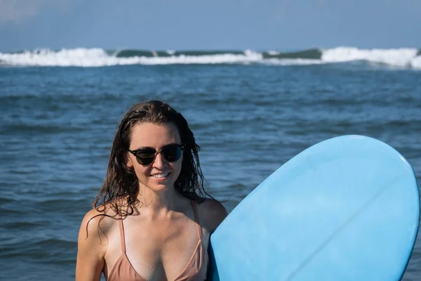 Sorriso Felice Giovane Donna Bruna Tenere Tavola Surf Blu Uscire — Foto Stock