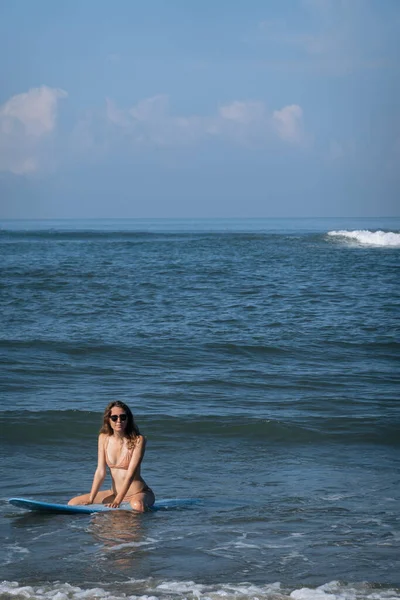 Mulher Morena Feliz Sentada Prancha Surf Azul Oceano Surfista Menina — Fotografia de Stock