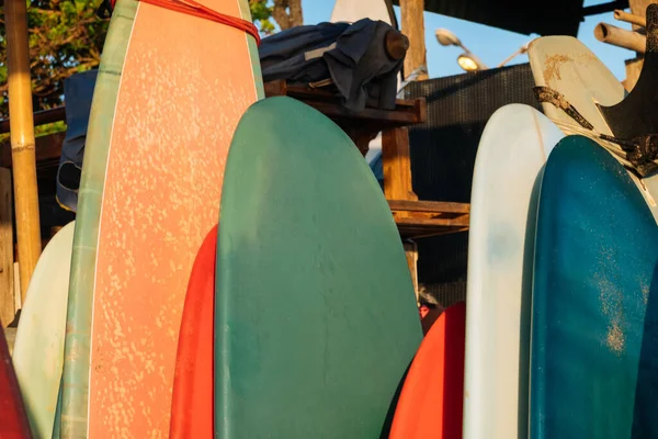 Ensemble Planches Surf Différentes Couleurs Dans Une Pile Par Ocean — Photo