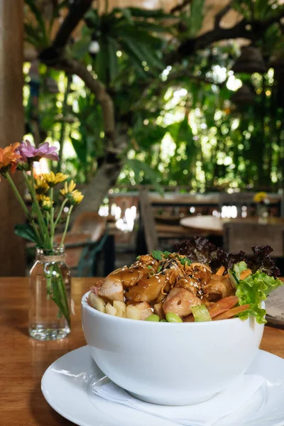 Ekologisk Ahi Tuna Poke Bowl Med Ris Och Grönsaker Träbord — Stockfoto
