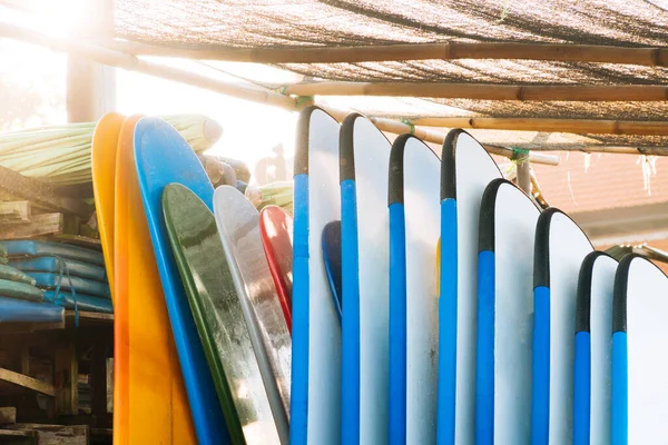 海のそばにあるスタック内のさまざまな色のサーフボードのセット レンタルのための砂浜のサーフボード スリランカのWeigamaビーチでのサーフレッスン — ストック写真