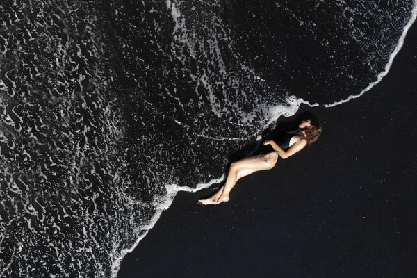 Vista Aérea Menina Maiô Preto Deitado Praia Com Areia Preta — Fotografia de Stock