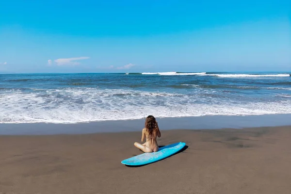 Bela Mulher Surf Desportivo Biquíni Sexy Sentar Perto Longboard Surf — Fotografia de Stock