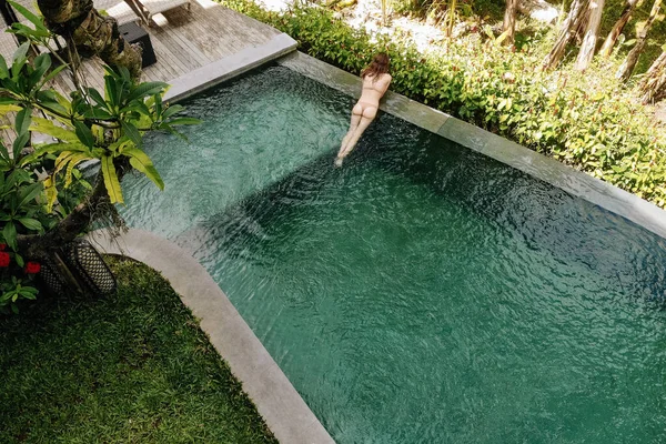 Mujer Irreconocible Bikini Beige Relajándose Piscina Infinita Bali Admira Una —  Fotos de Stock