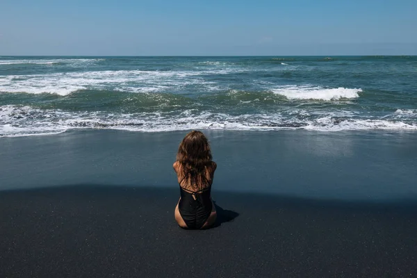 Vista Trasera Mujer Bikini Negro Descansando Playa Desierta Hermosa Modelo — Foto de Stock