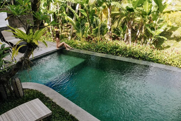 Unerkennbare Frau Bikini Sitzt Pool Rand Auf Bali Und Bewundert — Stockfoto