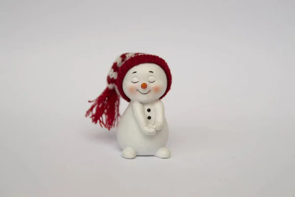 Beyaz arka planda noel baba şapkası ve eldiven giyen kardan adam. Noel ve Yılbaşı.