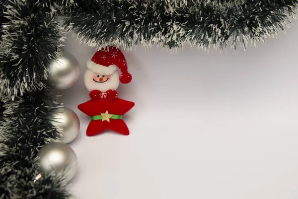 Beyaz arka planda noel baba şapkası ve eldiven giyen kardan adam. Noel ve Yılbaşı.