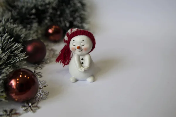 Beyaz arka planda noel baba şapkası ve eldiven giyen kardan adam. Noel ve Yılbaşı.