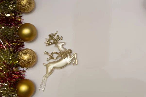 Bolas Oro Una Vela Oro Fondo Blanco Navidad Celebración — Foto de Stock