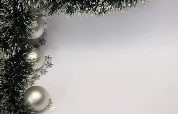 Parlak altın Noel topları ve çok renkli bir mishura. Mesaj için yer var. Noel konsepti.