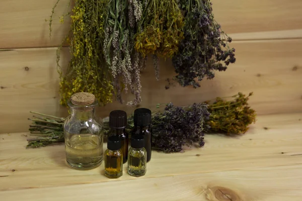 Şifalı bitki. Farklı cam şişelerdeki aroma lambaları için yağ..