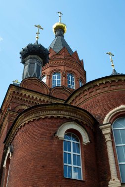 Ortodoks Eski Kırmızı Tuğla Kilisesi, kapat.