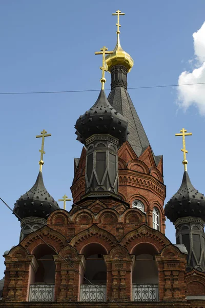 Ortodoks Eski Kırmızı Tuğla Kilisesi, kapat.