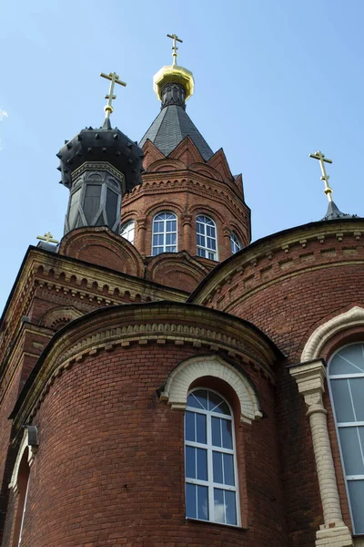 Ortodoks Eski Kırmızı Tuğla Kilisesi, kapat.