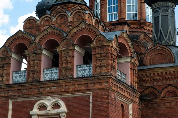 Ortodoks Eski Kırmızı Tuğla Kilisesi, kapat.