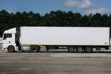 Beyaz kamyon römork ile