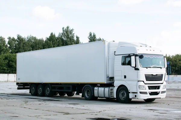 Witte Vrachtwagen Met Aanhangwagen — Stockfoto