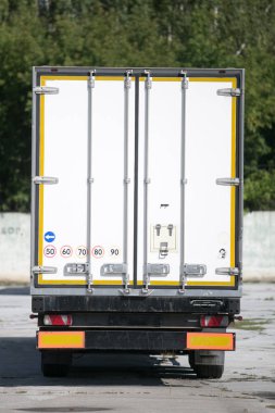 Beyaz kamyon römork ile