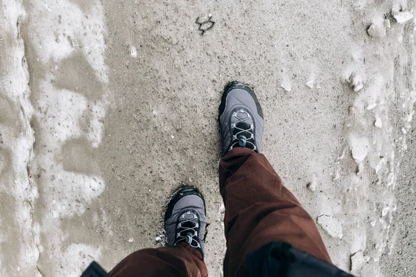 Piernas Zapatillas Grises Sobre Fondo Nieve — Foto de Stock