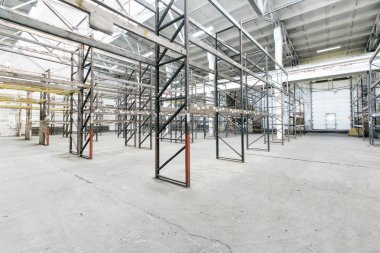 Boş raflar ile boş ambar iç 