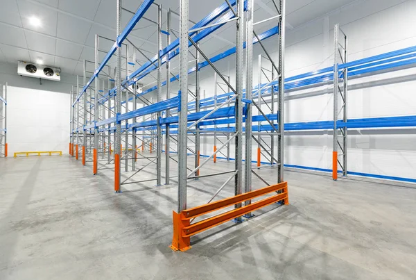 Intérieur Entrepôt Vide Avec Racks Vides — Photo