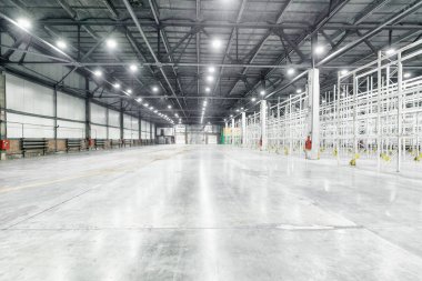 Boş raflar ile boş ambar iç