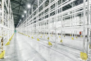 Boş raflar ile boş ambar iç