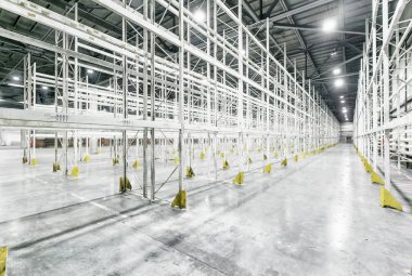 Boş raflar ile boş ambar iç