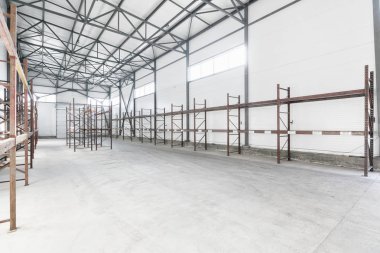 Boş raflar ile boş ambar iç