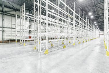 Boş raflar ile boş ambar iç