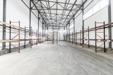 Boş raflar ile boş ambar iç