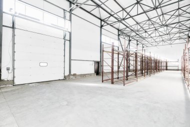 Boş raflar ile boş ambar iç