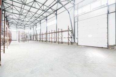 Boş raflar ile boş ambar iç