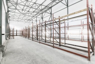 Boş raflar ile boş ambar iç