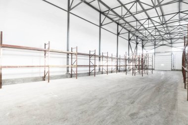 Boş raflar ile boş ambar iç