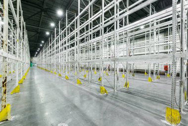 Boş raflar ile boş ambar iç