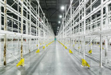 Boş raflar ile boş ambar iç