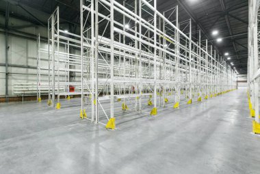 Boş raflar ile boş ambar iç