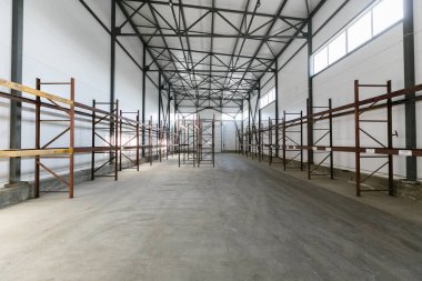 Boş raflar ile boş ambar iç