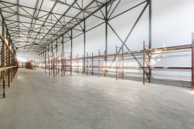 Boş raflar ile boş ambar iç