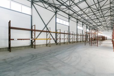 Boş raflar ile boş ambar iç