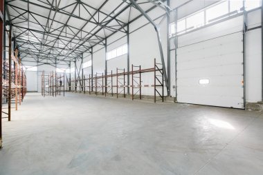 Boş raflar ile boş ambar iç